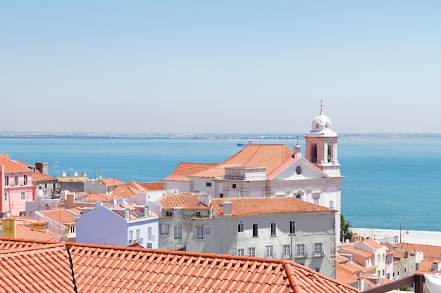 Foto vista de alfama lisboa, portugal