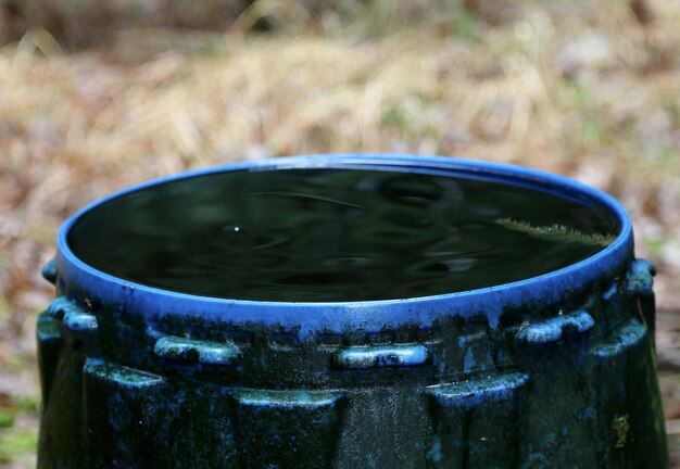 Vista de alto ângulo da água no recipiente no campo