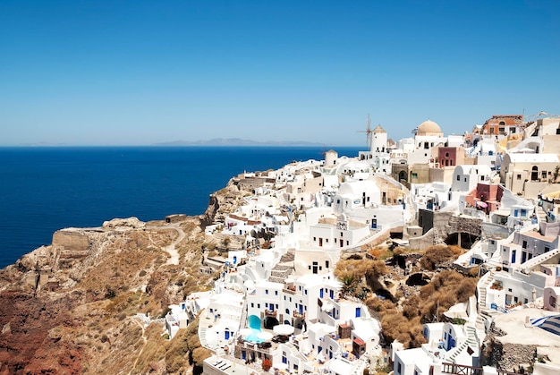 Vista de alto ângulo da aldeia de Oia pelo mar em Santorini
