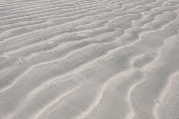 Foto vista de alto ângulo da areia na praia