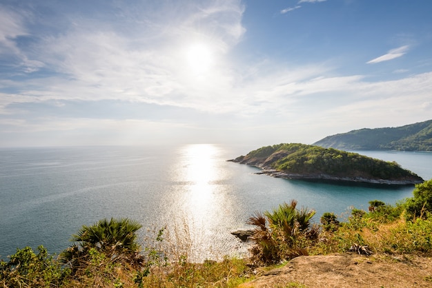 Vista de alto ângulo da bela paisagem da ilha e do mar de Andaman no ponto cênico do Cabo Laem Phromthep é uma das atrações famosas da província de Phuket, na Tailândia