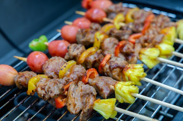 Foto vista de alto ângulo da carne na grelha de churrasco