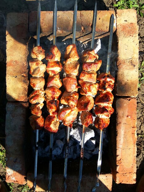 Foto vista de alto ângulo da carne na grelha de churrasco