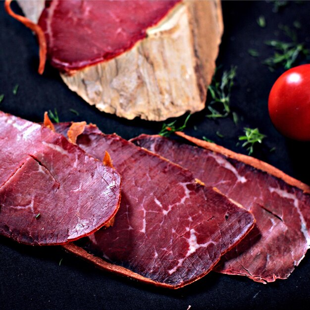 Foto vista de alto ângulo da carne na mesa