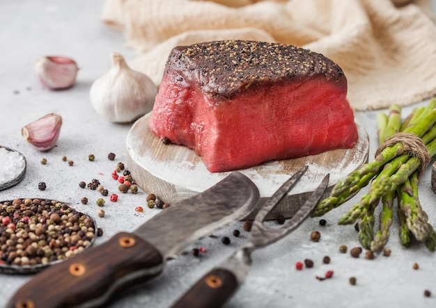 Vista de alto ângulo da carne na tábua de cortar