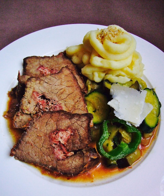 Foto vista de alto ângulo da carne no prato