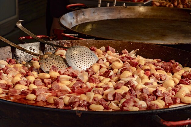 Vista de alto ângulo da carne no recipiente