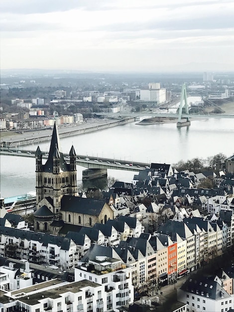 Vista de alto ângulo da catedral de Colônia pelo rio na cidade