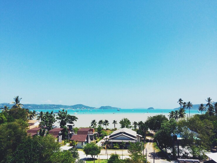 Foto vista de alto ângulo da cidade à beira-mar