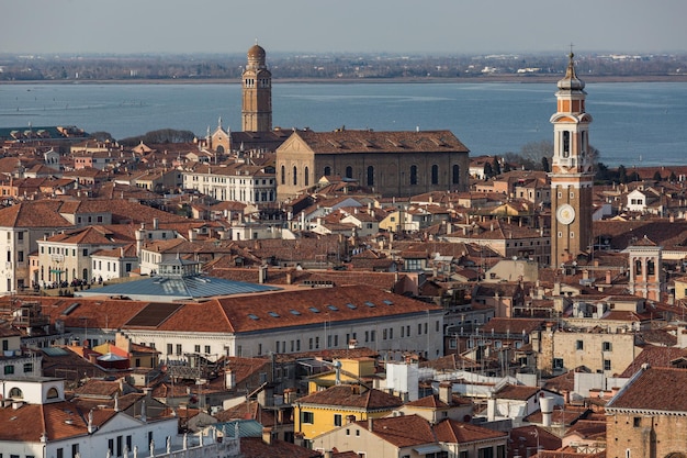 Vista de alto ângulo da cidade à beira-mar