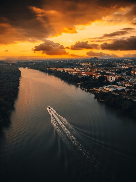 Foto vista de alto ângulo da cidade ao pôr do sol