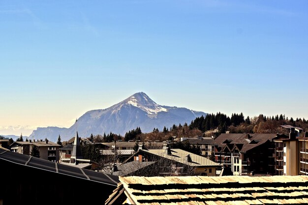 Vista de alto ângulo da cidade contra os Alpes