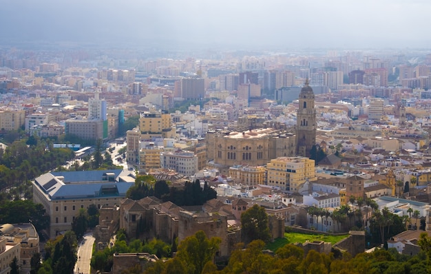 Vista de alto ângulo da cidade de Málaga, na Espanha.