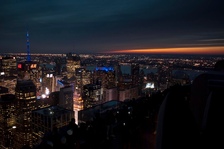 Foto vista de alto ângulo da cidade iluminada à noite