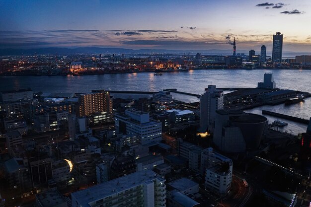 Vista de alto ângulo da cidade iluminada à noite