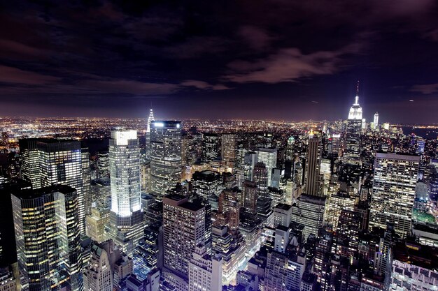 Foto vista de alto ângulo da cidade iluminada à noite