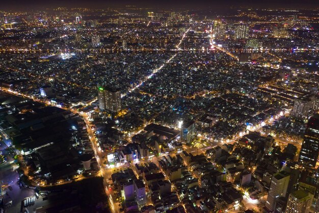 Vista de alto ângulo da cidade iluminada à noite