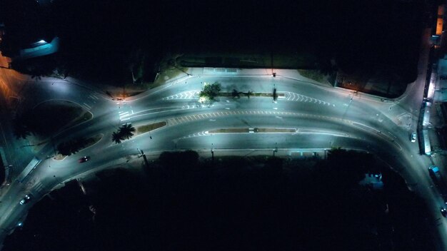 Vista de alto ângulo da cidade iluminada à noite