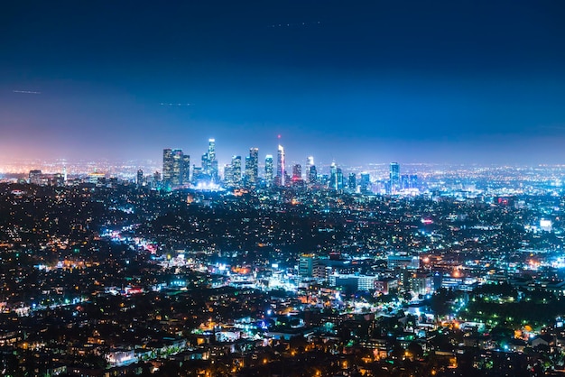 Vista de alto ângulo da cidade iluminada à noite