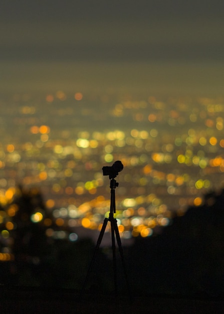 Vista de alto ângulo da cidade iluminada à noite