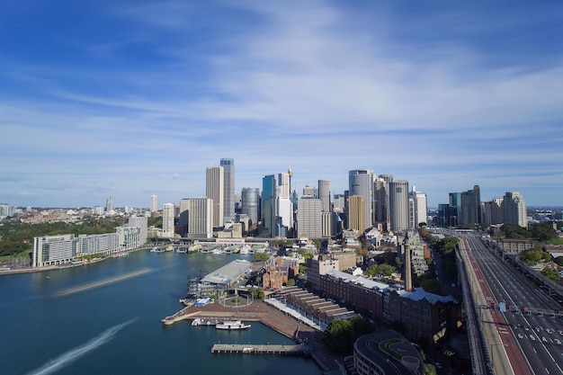 Vista de alto ângulo da cidade na beira-mar