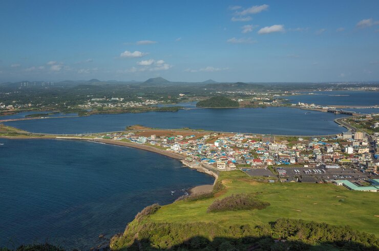 Foto vista de alto ângulo da cidade pelo mar contra o céu