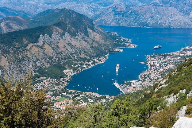 Vista de alto ângulo da cidade pelo mar em meio às montanhas