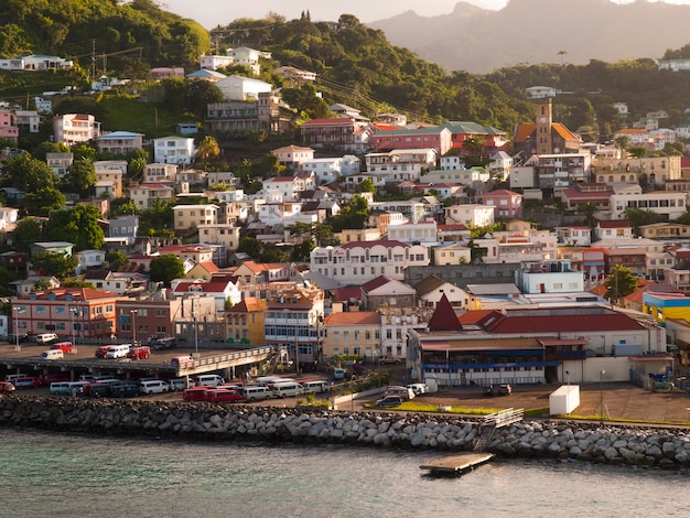Vista de alto ângulo da cidade pelo mar