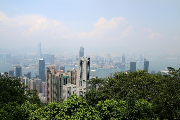 Vista de alto ângulo da cidade por árvores contra o céu