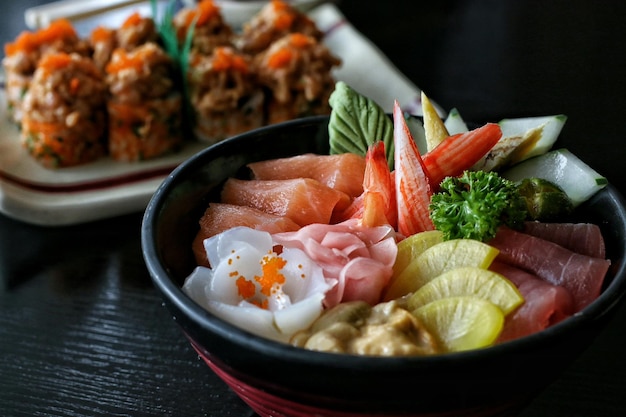 Vista de alto ângulo da comida japonesa servida na mesa