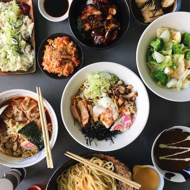 Foto vista de alto ângulo da comida japonesa