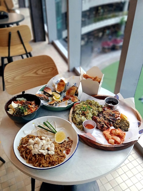 Vista de alto ângulo da comida na mesa