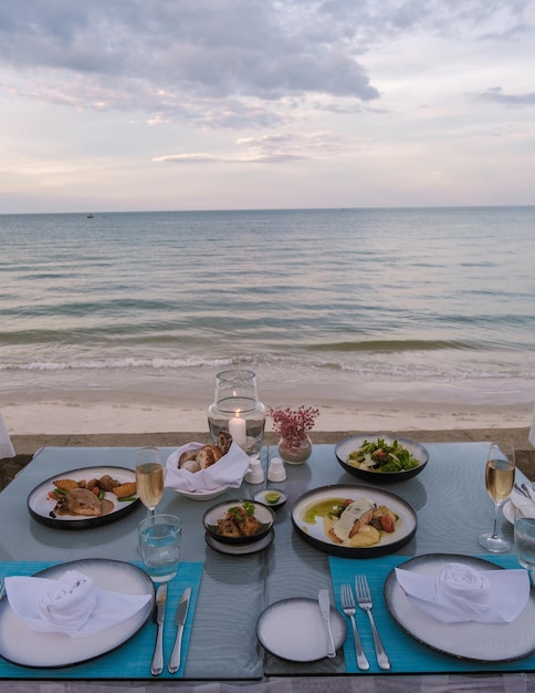 Vista de alto ângulo da comida na praia