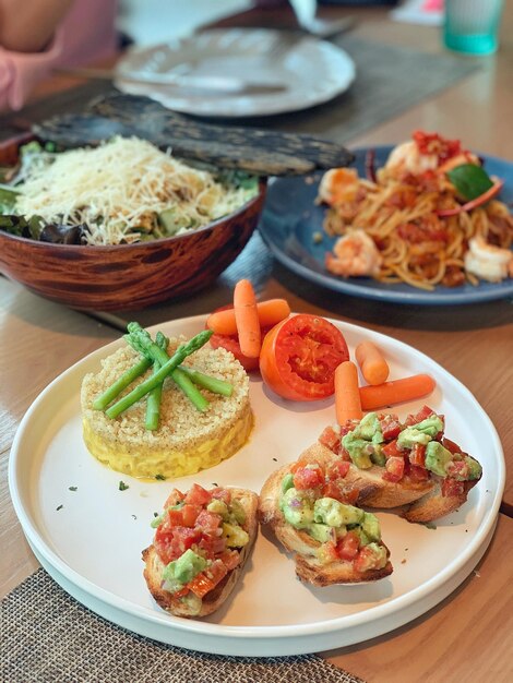 Foto vista de alto ângulo da comida servida na mesa