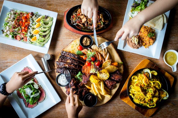 Foto vista de alto ângulo da comida servida na mesa