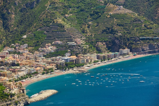 Vista de alto ângulo da costa de Minori e Maiori Amalfi Itália