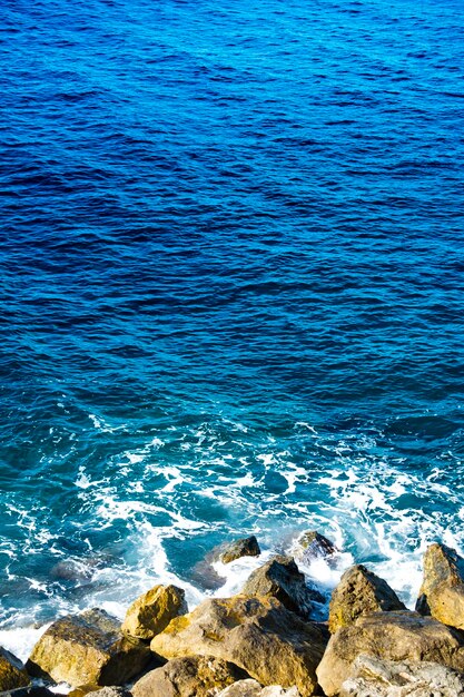 Foto vista de alto ângulo da costa rochosa