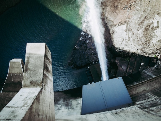 Vista de alto ângulo da energia hidrelétrica da barragem de katse