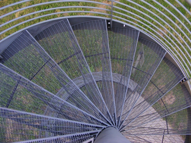 Foto vista de alto ângulo da escada em espiral do edifício