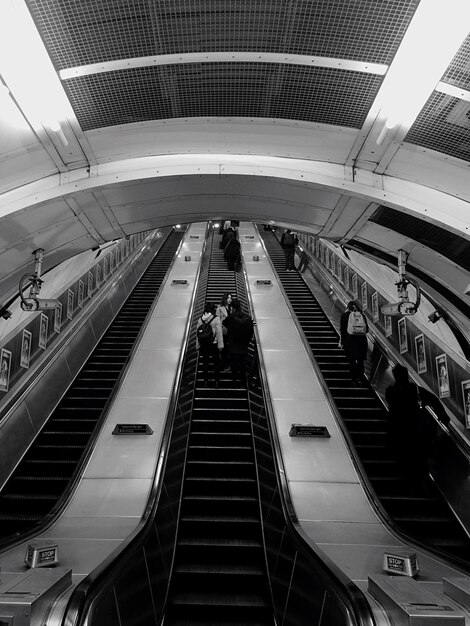 Vista de alto ângulo da escada rolante na estação de metrô