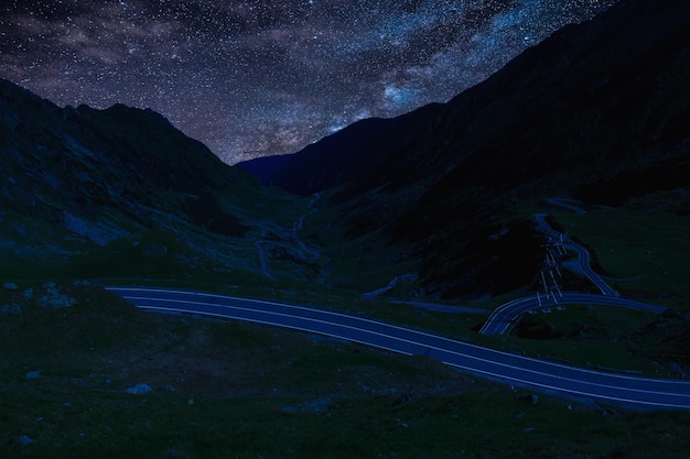 Vista de alto ângulo da estrada de montanha à noite