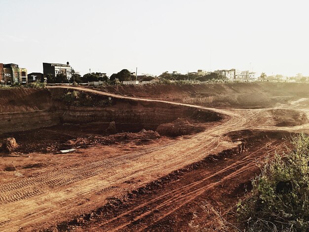 Foto vista de alto ângulo da estrada de terra contra o céu claro