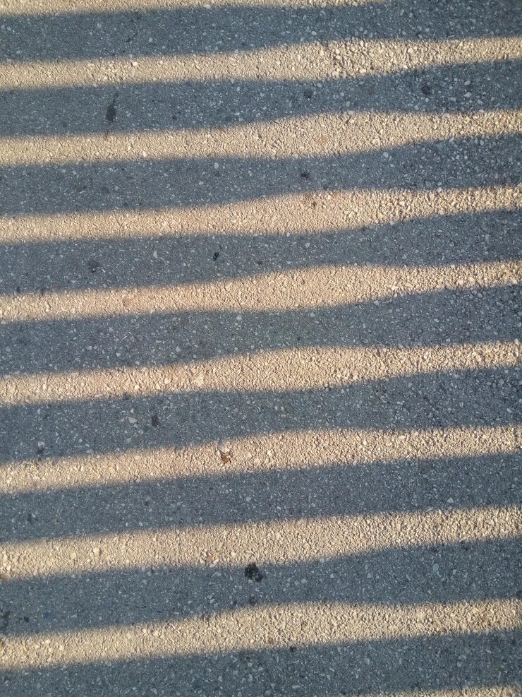Foto vista de alto ângulo da estrada em um dia ensolarado