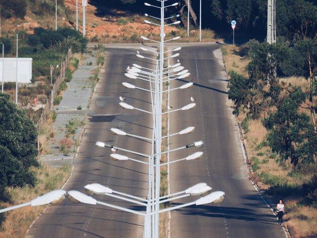 Foto vista de alto ângulo da estrada no meio das árvores