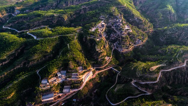 Foto vista de alto ângulo da estrada que passa pela paisagem