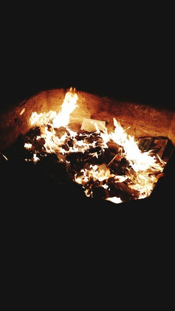 Foto vista de alto ângulo da fogueira à noite