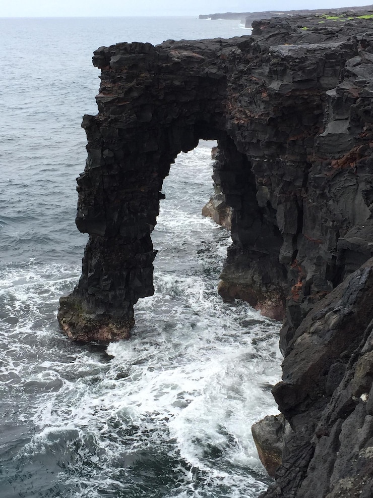 Foto vista de alto ângulo da formação rochosa e do mar
