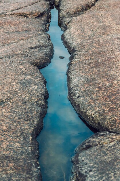 Foto vista de alto ângulo da formação rochosa no lago