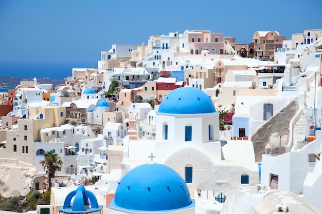 Vista de alto ângulo da igreja na cidade de Oia, em Santorini