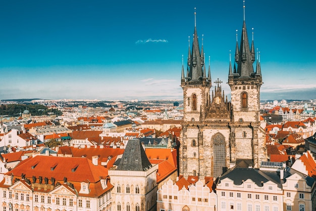 Vista de alto ângulo da igreja na cidade